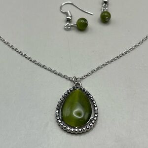 Elegant Green Teardrop Necklace and Earring Set